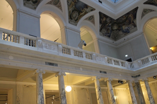 Innenansicht des Weltmuseums - auf dem Balkon steht ein Pferd (wenn auch kein echtes!)