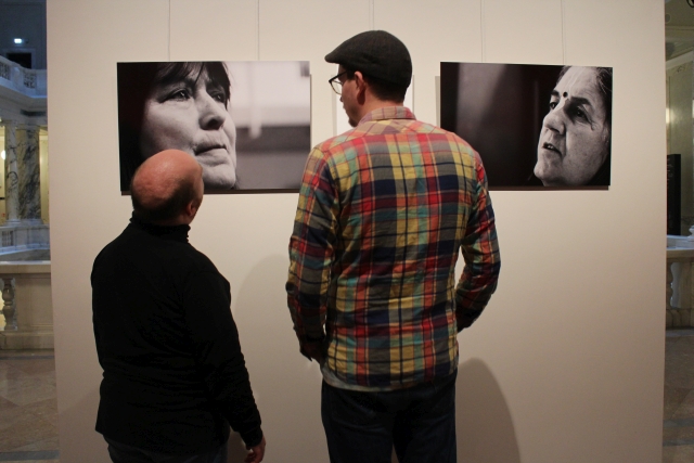 Roman und Assistent Max erleben gemeinsam die Fotoausstellung "Faces in Prayer"