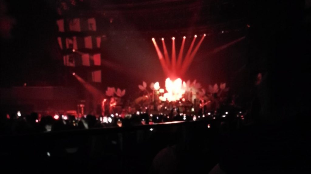 Aufnahme des rot beleuchtetend Bühnenbildes während des Konzerts.