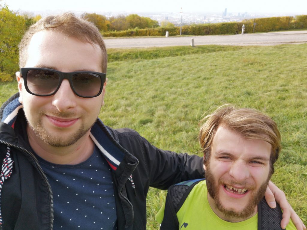 Alex und ich mit der Stadt im Hintergrund