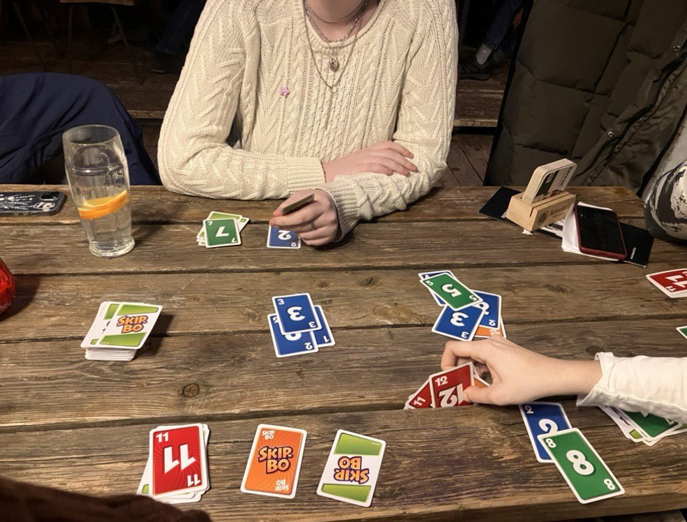 Wir spielen Skip-bo.