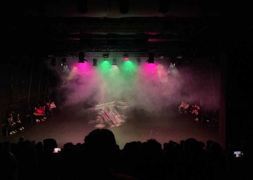 Ein Bild von der Bühne mit Nebel und Licht.