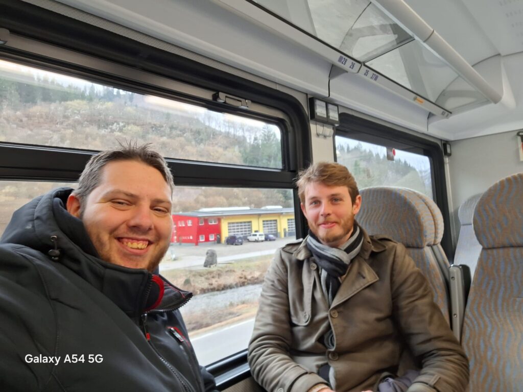 Dominik und Jeremias im Zug.