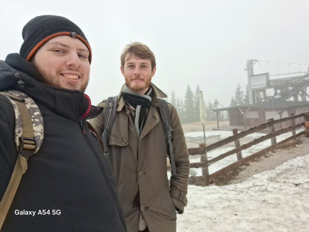 Dominik und Jeremias sind auf dem Berg angekommen.