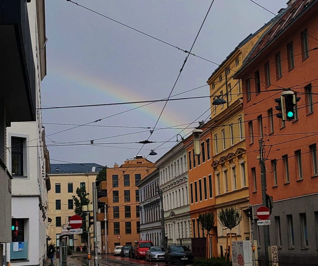 Ein Regenbogen am Himmel.