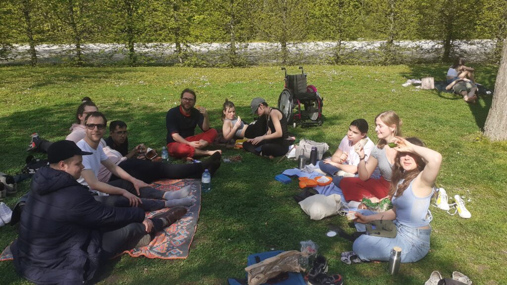 Die Gruppe beim Picknick.