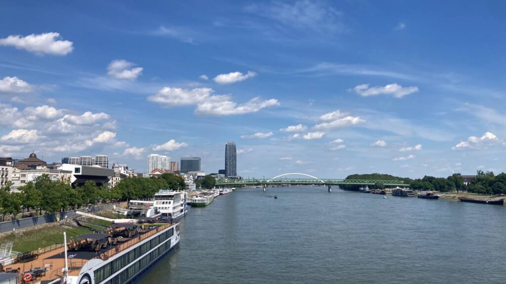 Die Donau durch Bratislava.
