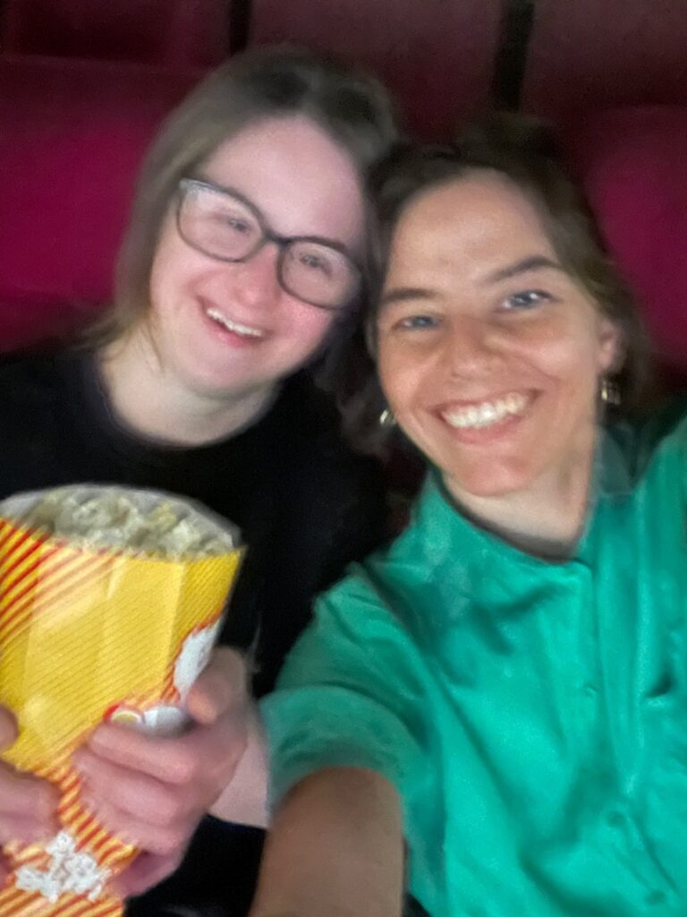 Isabella und Paula im Kino mit Popcorn.