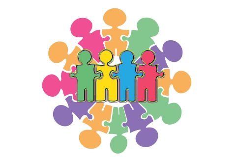 Schemenhafte, als bunte Puzzle-Steine dargestellte Menschen, bilden einen Kreis. In der Mitte des Kreises ist eine Kette aus einem grünen, gelben, blauen und einem roten Mensch abgebildet.