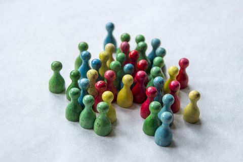 Bunte Spielfiguren in einer Gruppe.