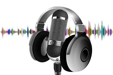 Kopfhörer mit Mikrofon zum Hören eines Podcast.