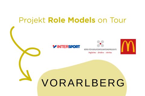 Auf dem Bild steht „Projekt Role Models on Tour“ mit einem Pfeil und „Vorarlberg“. Auch zu sehen sind die Logos von: Intersport, Berufsausbildungsassistenz und McDonald’s.
