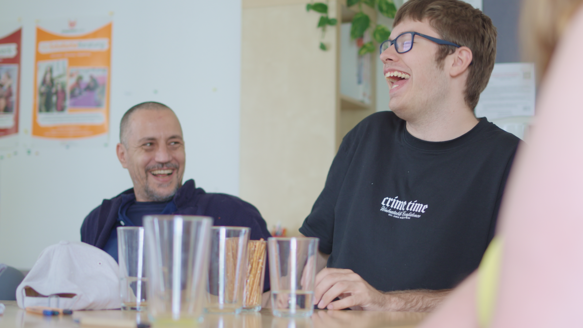 Zwei Männer, die sichtlich Spaß am Workshop haben.