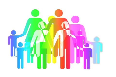 Das Bild zeigt Piktogramme von Erwachsenen und Kindern in den Farben: blau, grün, gelb, orange, rot und lila. Die Figuren stehen in mehreren Reihen hintereinander und halten sich an den Händen, wobei die Erwachsenen jeweils innen und die Kinder außen stehen. Die Formen und Farben der Figuren fließen teilweise ineinander.