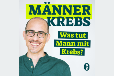MÄNNERKREBS – Was tut Mann mit Krebs? Alexander Greiner lächelt in die Kamera, trägt eine Brille und ein grünes Hemd. Gesundheitsaufklärung für Männer mit Krebs.