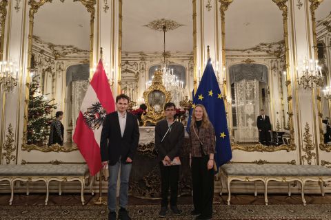 Das Bild zeigt Valentin, Artin und Judith in der Präsidentschaftskanzlei
