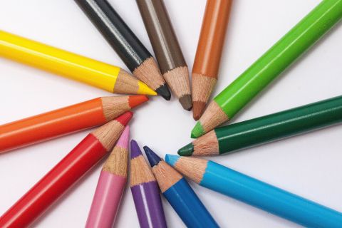 Sternförmig angeordnete bunte Farbstifte als Symbol für Vielfalt, inklusive Bildung und Teilhabe von Kindern im Autismus-Spektrum. integration wien setzt sich für verlässliche Unterstützung und das Recht auf Inklusion in Schule und Betreuung ein.