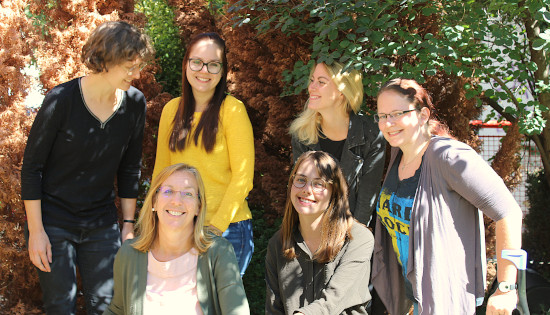 Teambild des Elternnetzwerk, fünf lächelnde Frauen nebeneinander im Freien, davon ist eine die Projektleiterin, die anderen vier sind Mitarbeiterinnen.