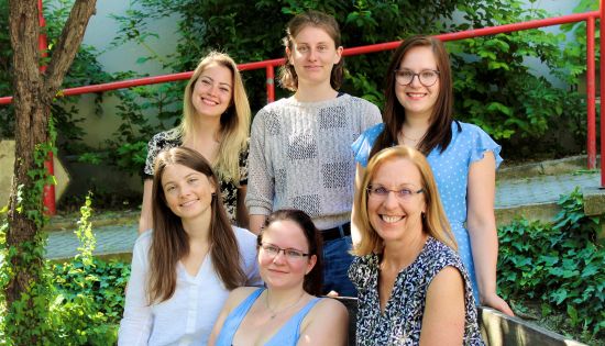 Teambild des Elternnetzwerk, 6 lächelnde Frauen nebeneinander im Freien, davon ist eine die Projektleiterin, die anderen fünf sind Mitarbeiterinnen.