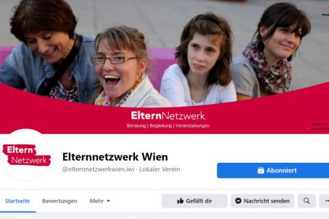 Das Bild zeigt die Facebook-Seite des Elternnetzwerk, auf dem Foto sind drei Frauen abgebildet, die im Museumsquartier sitzen