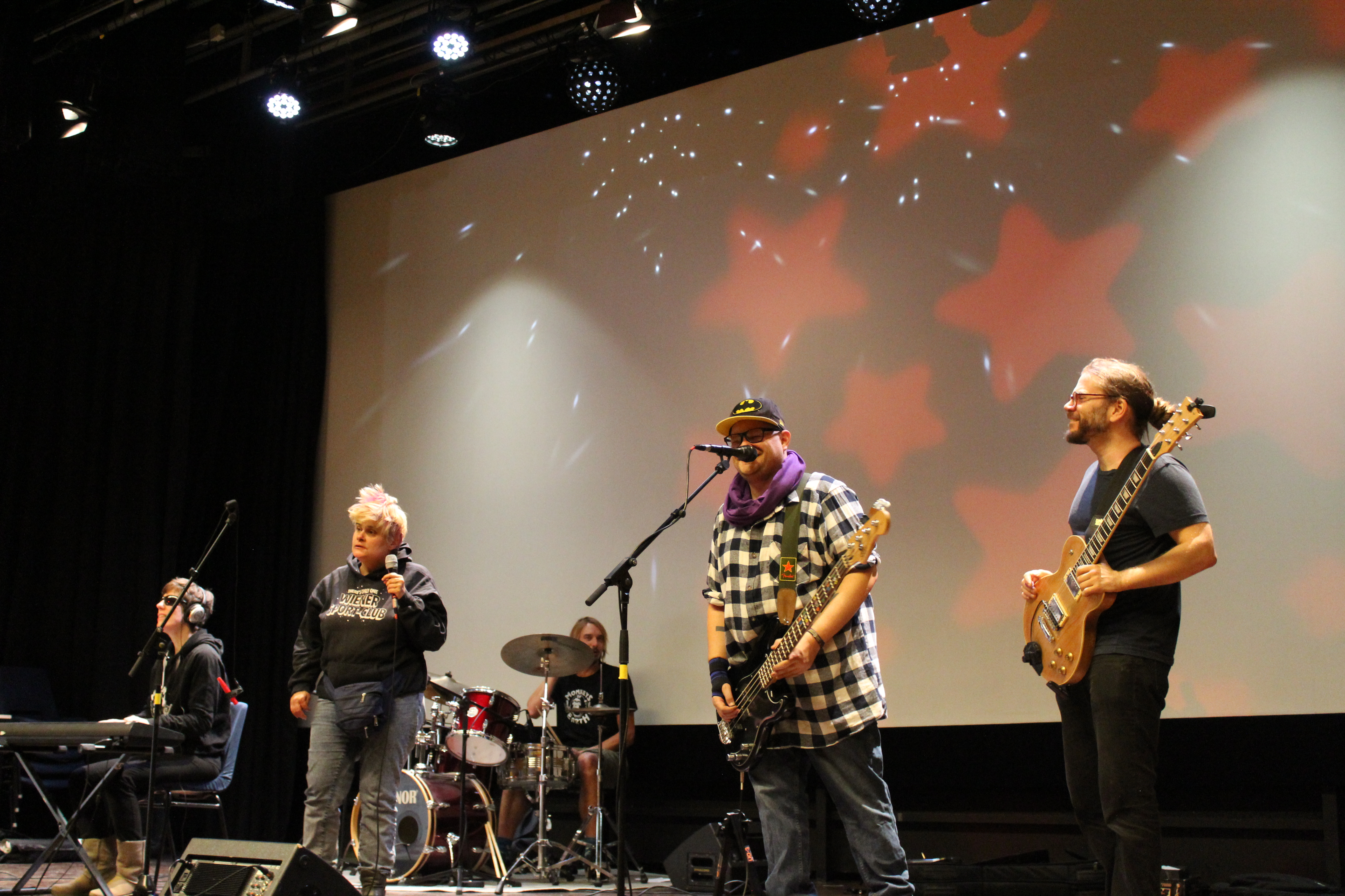 Die Band „Monkeys of Earth” spielt auf der Bühne.