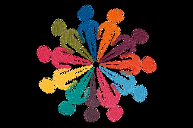 Bunte Figuren in einem Kreis. Die Füße der Figuren sind in der Mitte des Kreises. Das Bild stellt eine Gruppe dar, die zusammenarbeitet und sich gegenseitig stärkt.