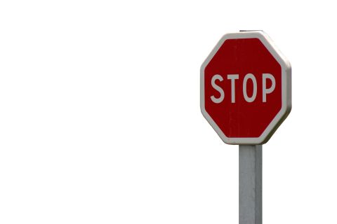 Rotes Stoppschild als Symbol für fehlende Betreuungsangebote und Barrieren für Kinder und Jugendliche mit Behinderungen.