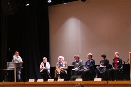 Auf dem Foto sitzen die Teilnehmenden der Podiumsdiskussion (von links nach rechts: Christine Steger, Harald Motsch, Petra Flieger, Tobias Polsfuß, Natalia Postek, Verena Nussbaum). Sie werden von Christina Meierschitz interviewt.