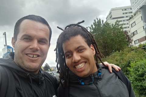 Ein TBW Kunde und sein Wohnassistent lächeln in die Kamera
