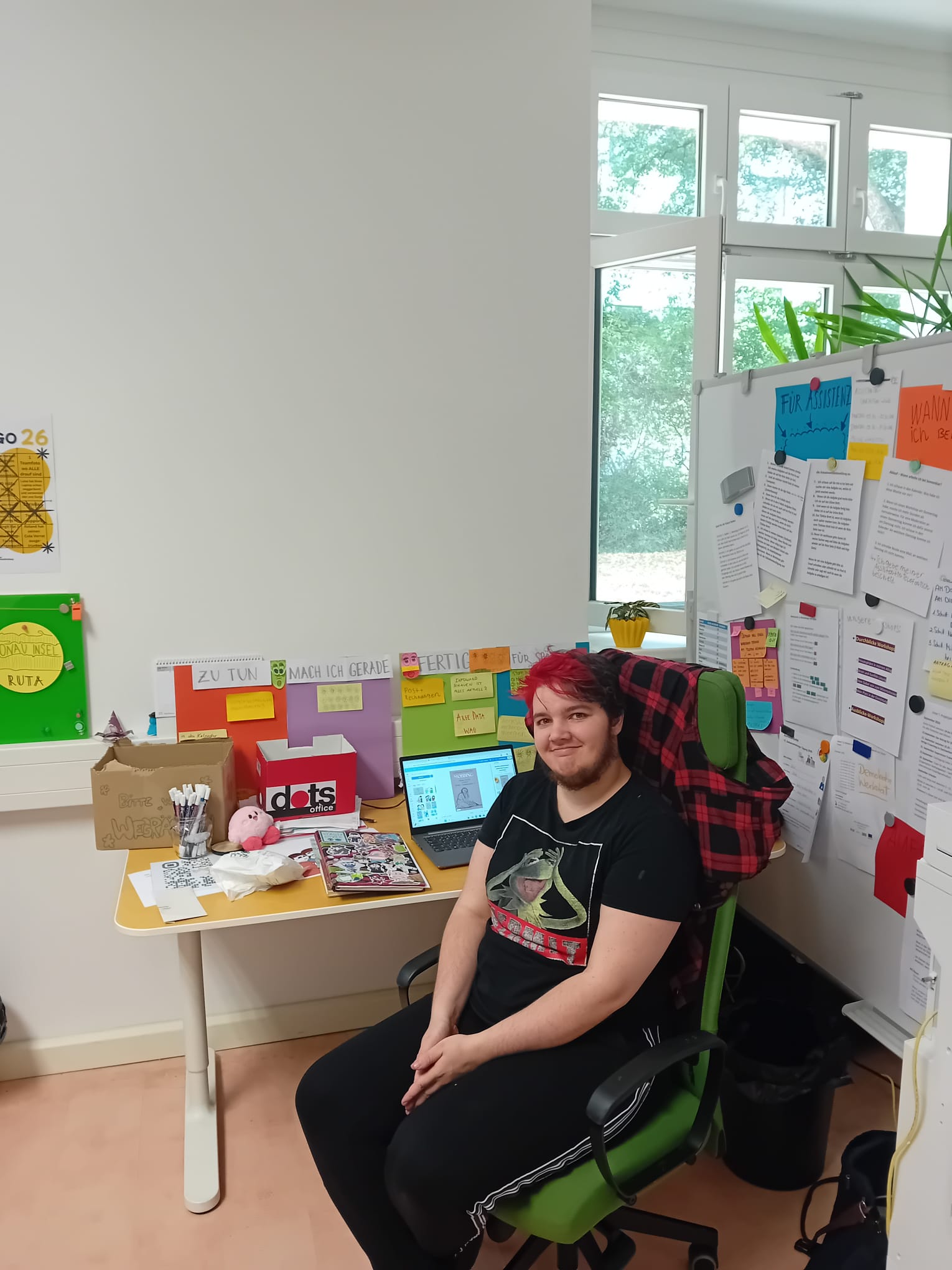 TBW Kunde Victor sitzt an seinem Arbeitsplatz im Praktikum