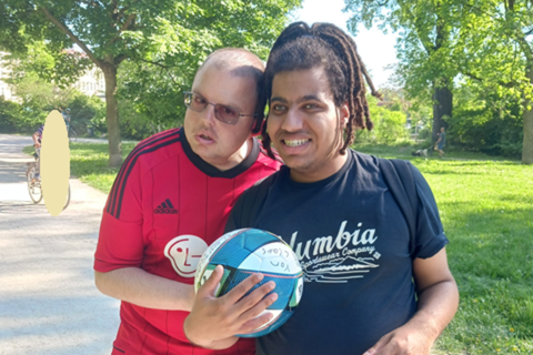 TBW Kunden Michael und Raffael beim gemeinsamen Sport im Park.
