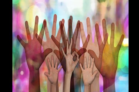 Hände die nach oben zeigen. Diese Hände verdeutlichen, wie wichtig Zuammenarbeit und Vernetzung für Eltern mit anderen Eltern von Kindern mit Behinderung ist.