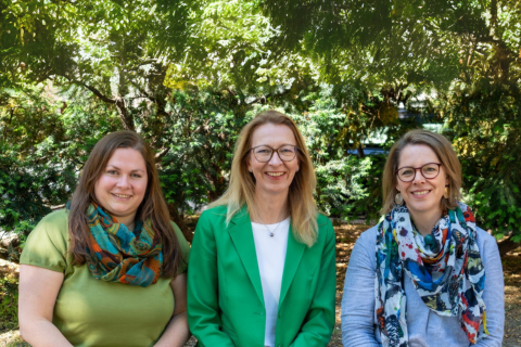 Team der Beratungsstelle für vorschulische und schulische Integration. Von links nach recht sitzend: Mitarbeiterin Sandra Drapalik, Leitung Petra Pinetz-Schmid, Mitarbeiterin Kerstin Toth